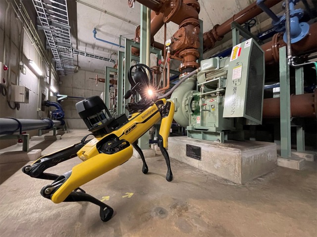 四足歩行ロボットがメーターの値から点検データを自動で取得している様子